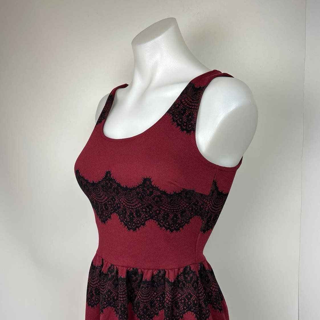 Soprano Red Burgundy Black Lace Scoop Neck Sleeveless Cocktail Mini Dress Sz XS Soprano Red Burgundy Black Lace Scoop Neck Sleeveless Cocktail Mini Dress Sz XS