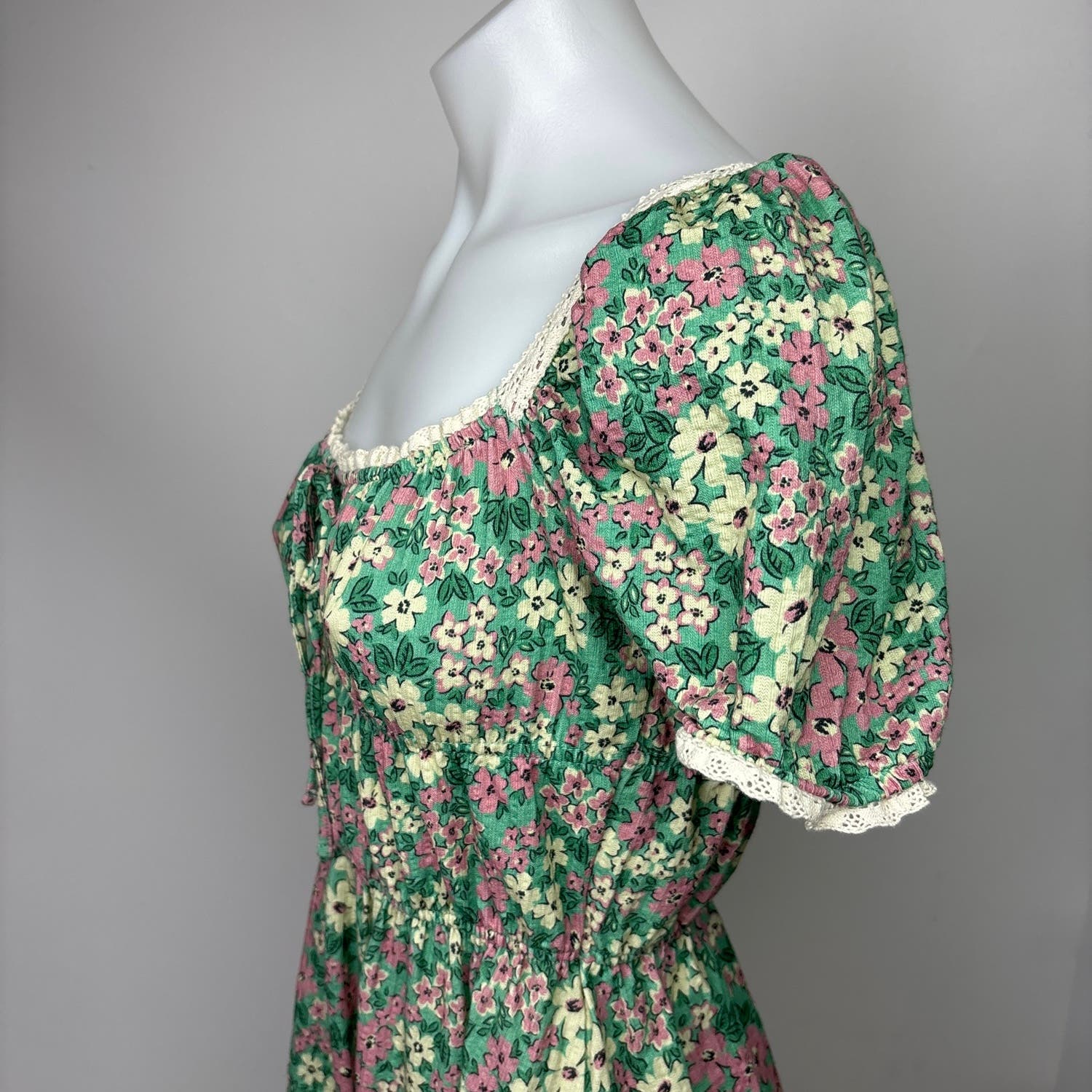 Urban Outfitters NWT Green Lace Trim Floral Scoop Puff Sleeve Mini Dre Brie Urban Outfitters NWT Green Lace Trim Floral Scoop Puff Sleeve Mini Dre Brie