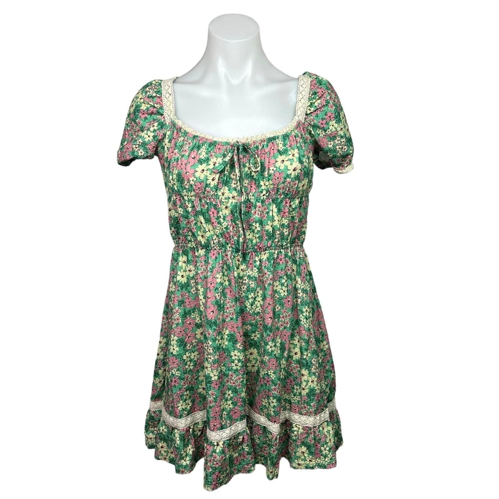Urban Outfitters NWT Green Lace Trim Floral Scoop Puff Sleeve Mini Dress Size XS Urban Outfitters NWT Green Lace Trim Floral Scoop Puff Sleeve Mini Dress Size XS