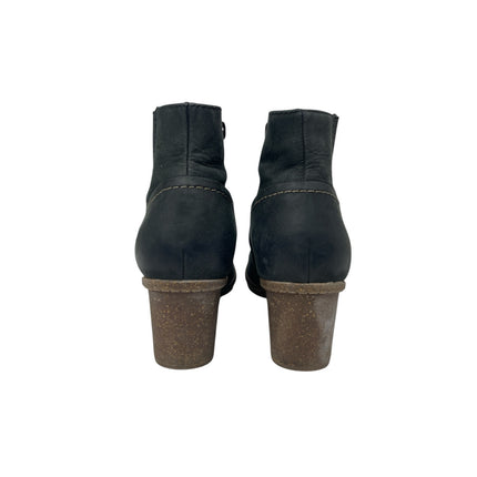 Clarks Sashlin Vita Women's Black Suede Round Toe Zip Chelsea Ankle Boots Size 8