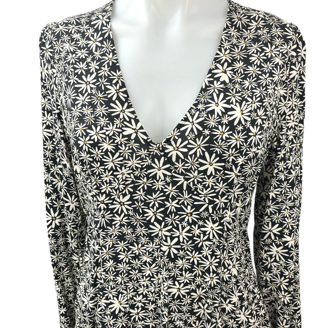 Uniqlo Black White Daisy Floral V-neck Long Sleeve Fit & Flare Mini Dr Brie Uniqlo Black White Daisy Floral V-neck Long Sleeve Fit & Flare Mini Dr Brie